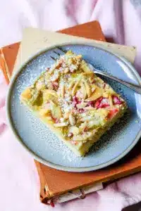 Rhabarber Blechkuchen mit weißer Schokolade & Mandelstiften.