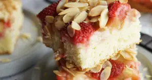 Saftiger Rhabarber-Blechkuchen mit Mandeln