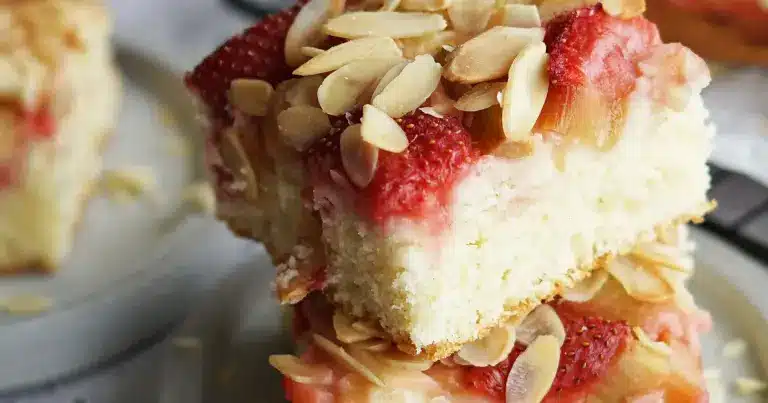 Saftiger Rhabarber-Blechkuchen mit Mandeln