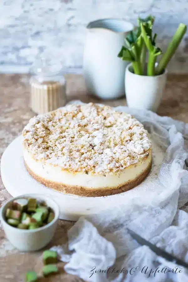 Rhabarber Cheesecake mit Streuseln