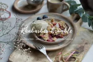 Rhabarber Crumble mit Beeren – www.glutenfreiumdiewelt.de