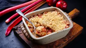 Rhabarber-Crumble: S眉脽-saures Dessert