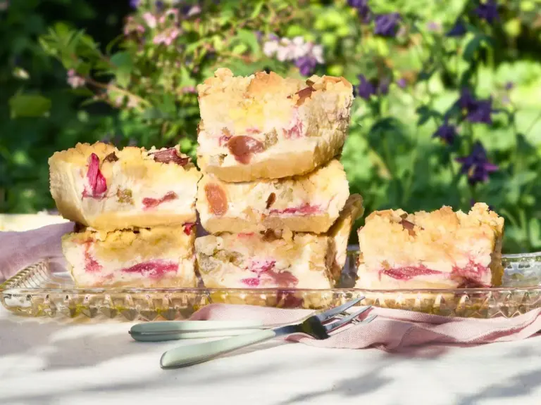 Rhabarber Crumble Cake
