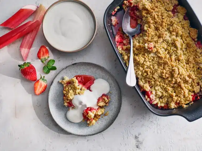 Rhabarber-Erdbeer-Crumble Rezept | Arla