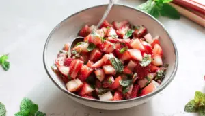 Rhabarber Erdbeer Salat mit Minze