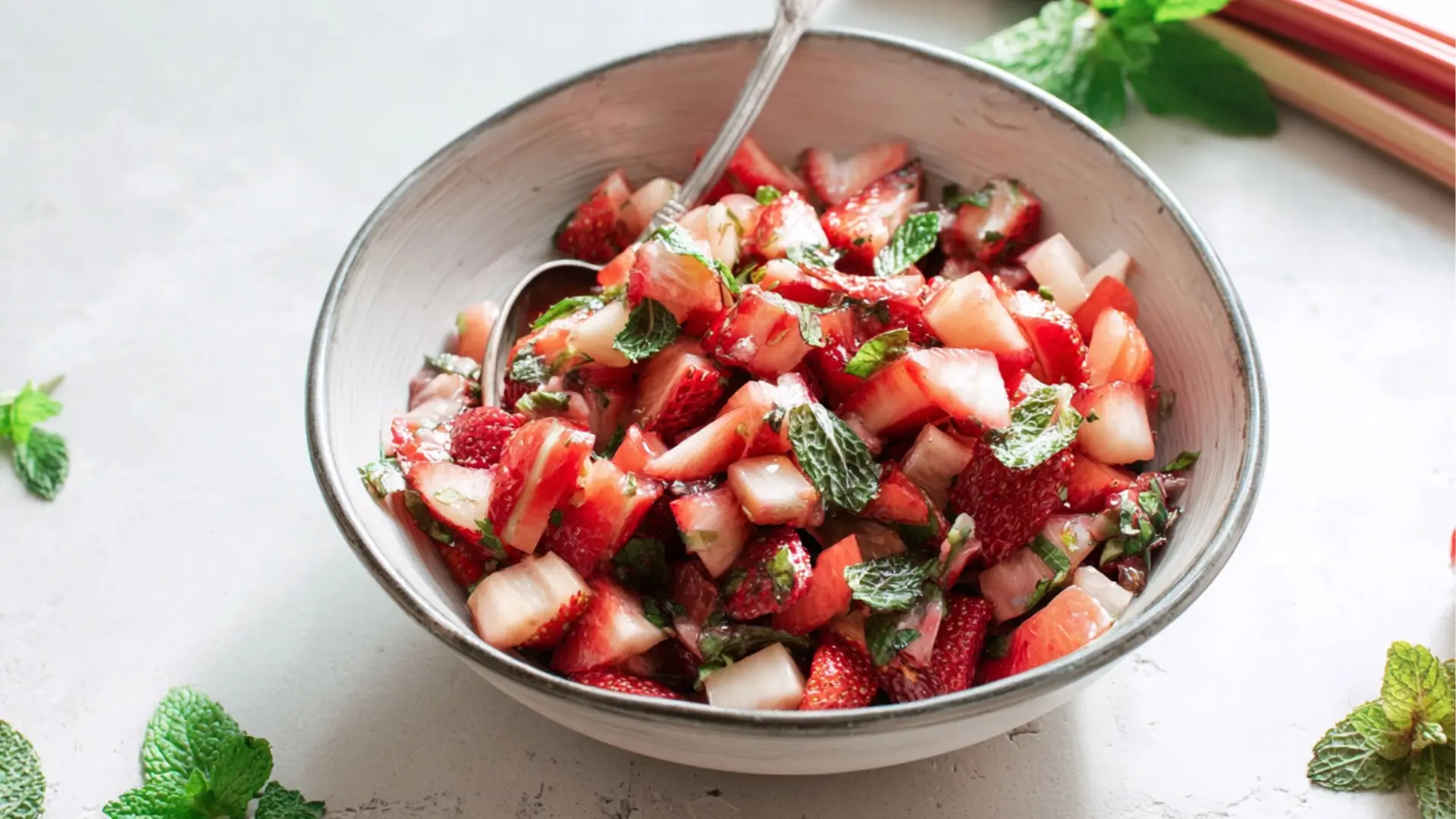 Rhabarber Erdbeer Salat mit Minze