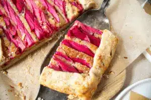 Rhabarbergalette mit Mandel-Frangipane und knusprigem Boden