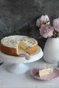 Cremiger Rhabarber-Käsekuchen mit Baiser – so gelingt der perfekte Käsekuchen