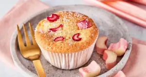 Rhabarber-Muffins mit Vanillepudding – das saftigste Rezept | Die besten Backrezepte mit Gelinggarantie