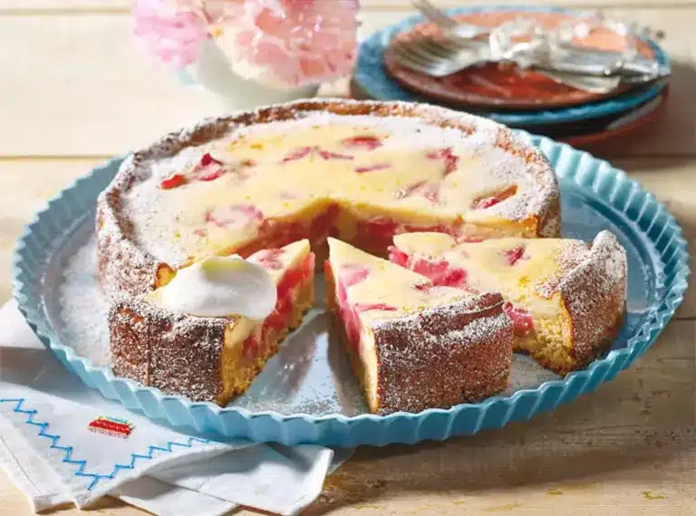 Saftiger Rhabarber-Quarkkuchen