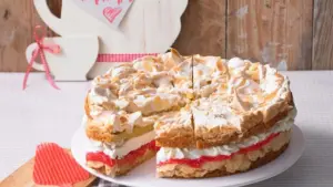 Rhabarber-Schnee-Torte: fruchtig-süßes Frühlingsrezept