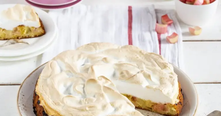 Rhabarberkuchen mit Baiser und Rührteig