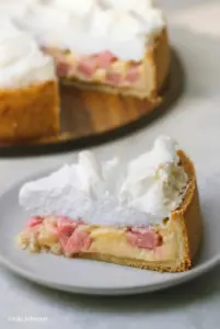 Omas Rhabarberkuchen mit Baiser und Pudding