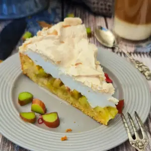 Rhabarberkuchen mit Mürbeteig und knuspriger Baiserhaube – ein einfaches und leckeres Rezept!