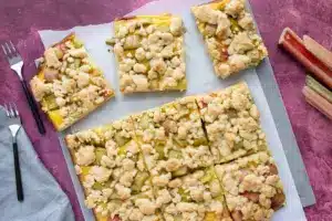 Rhabarberkuchen mit Hefeteig
