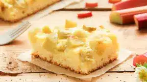 Rhabarber-Kuchen vom Blech: Rezept mit Vanillepudding
