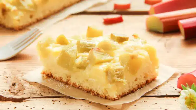 Rhabarber-Kuchen vom Blech: Rezept mit Vanillepudding
