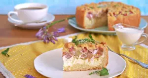 Rhabarberkuchen mit Streusel und Quark