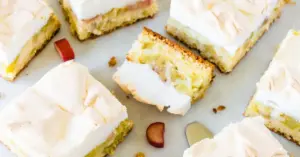 Rhabarberkuchen vom Blech mit Baiser | Simply Yummy