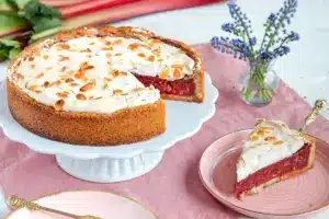 Rhabarbertorte mit süßer Baiserhaube