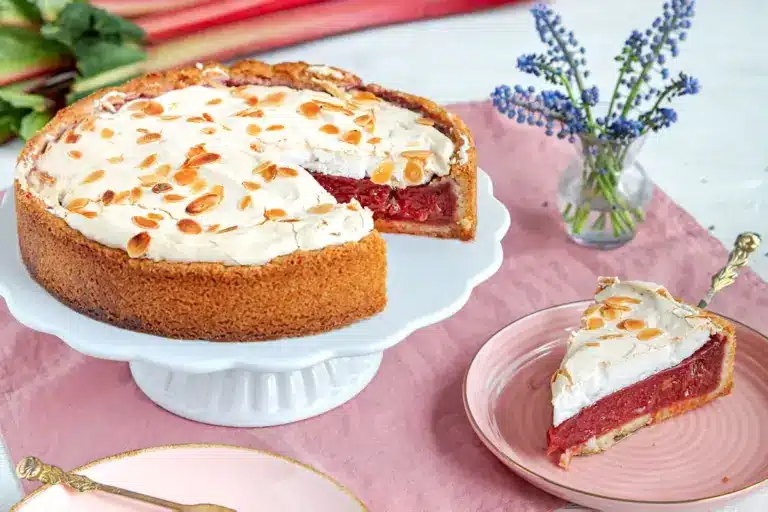 Rhabarbertorte mit süßer Baiserhaube