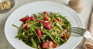 Rucola-Erdbeer-Salat – ganz einfach & so lecker | Die besten Rezepte mit Gelinggarantie!
