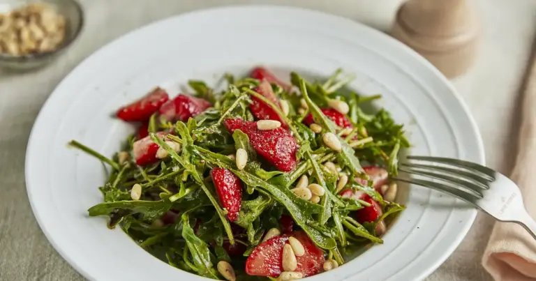 Rucola-Erdbeer-Salat – ganz einfach & so lecker | Die besten Rezepte mit Gelinggarantie!