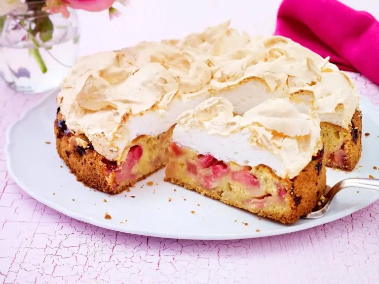 Rhabarberkuchen mit Baiserhaube