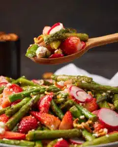 Salat mit gegrilltem grünem Spargel