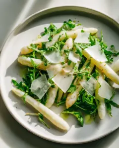 Frischer Salat mit weißem Spargel, Rucola und Parmesan genießen – worldrezepte.de