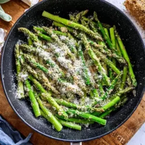 Schneller grüner Spargel aus der Pfanne