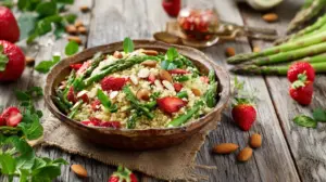 Dieser Salat gleicht einer Liebeserklärung zwischen Frühling und Sommer