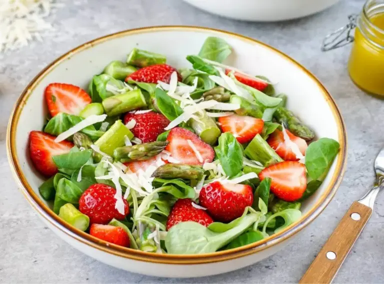 Spargel-Erdbeer-Salat – erfrischend einfaches Rezept