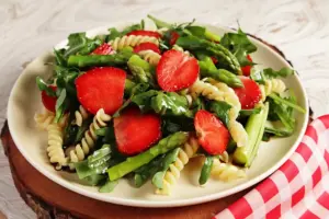 Spargel-Erdbeer-Salat – Rezept