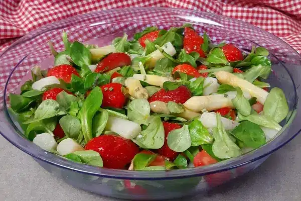 Beste Kombination ever: Spargel mit Erdbeeren auf Feldsalat