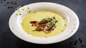 Saisonal & samtig – Spargel-Kartoffelcremesuppe mit Speck