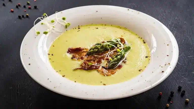 Saisonal & samtig – Spargel-Kartoffelcremesuppe mit Speck