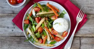 Spargel-Möhren-Salat mit Burrata