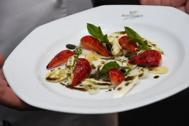 Spargel-Rohkostsalat mit Erdbeeren und Kürbiskernen | Heimatküche