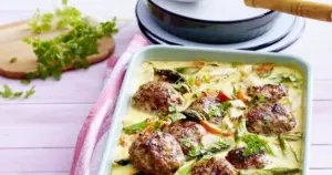 Spargel Topf mit Frikadellen