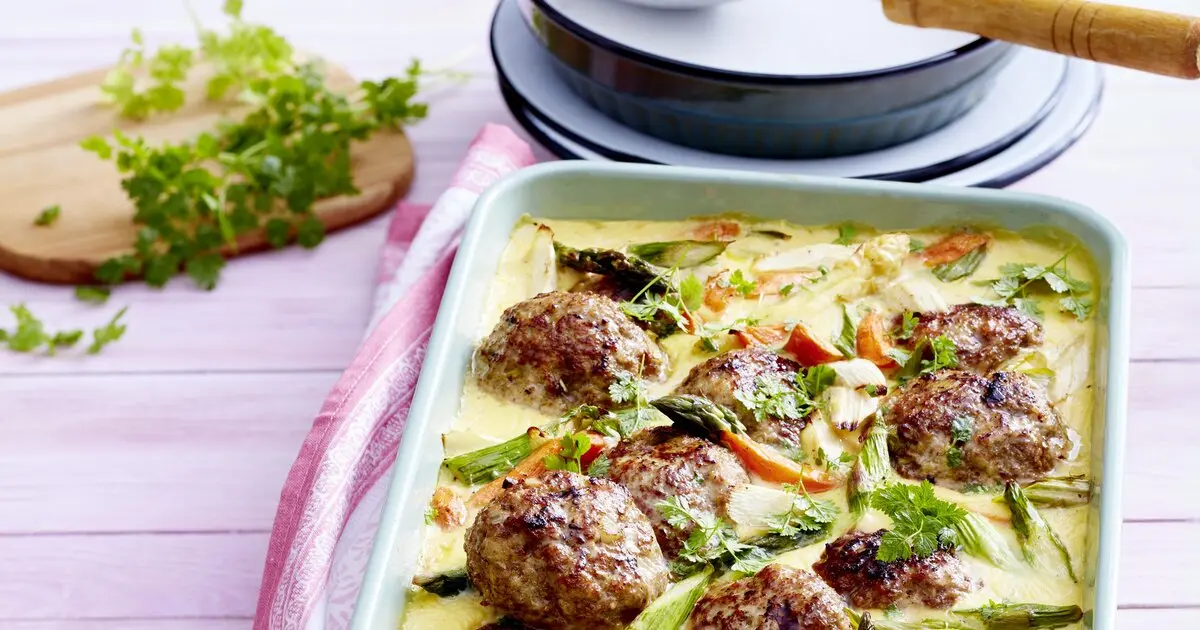 Spargel Topf mit Frikadellen