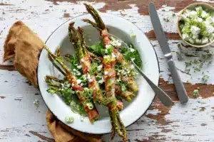 Asparges med bacon i airfryer – nem opskrift