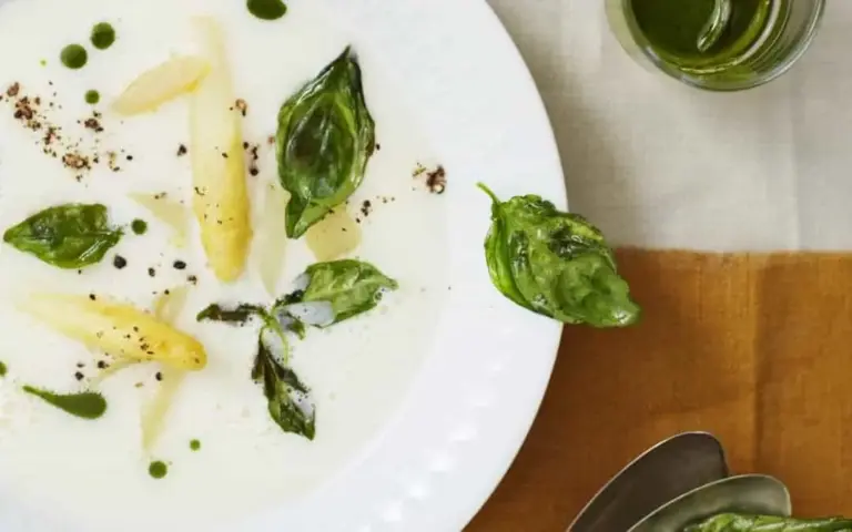 Spargelcremesuppe mit Basilikum-Öl – Rezept für den Thermomix®