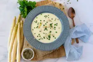 Spargelcremesuppe aus Spargel und Schalen