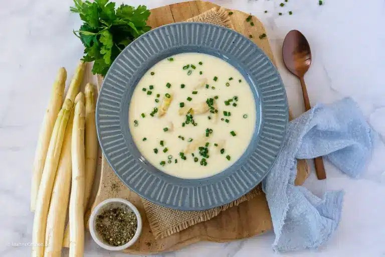 Spargelcremesuppe aus Spargel und Schalen