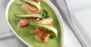 Spargelcremesuppe mit Fisch
