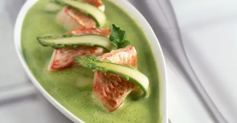 Spargelcremesuppe mit Fisch