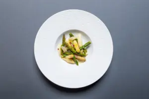 Spargelsalat aus grünem und weißem Spargel