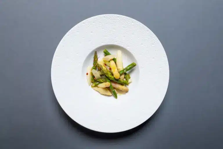 Spargelsalat grüner und weißer Spargel