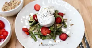 Rezept | Spargelsalat mit Burrata & Erdbeeren – fitness.at